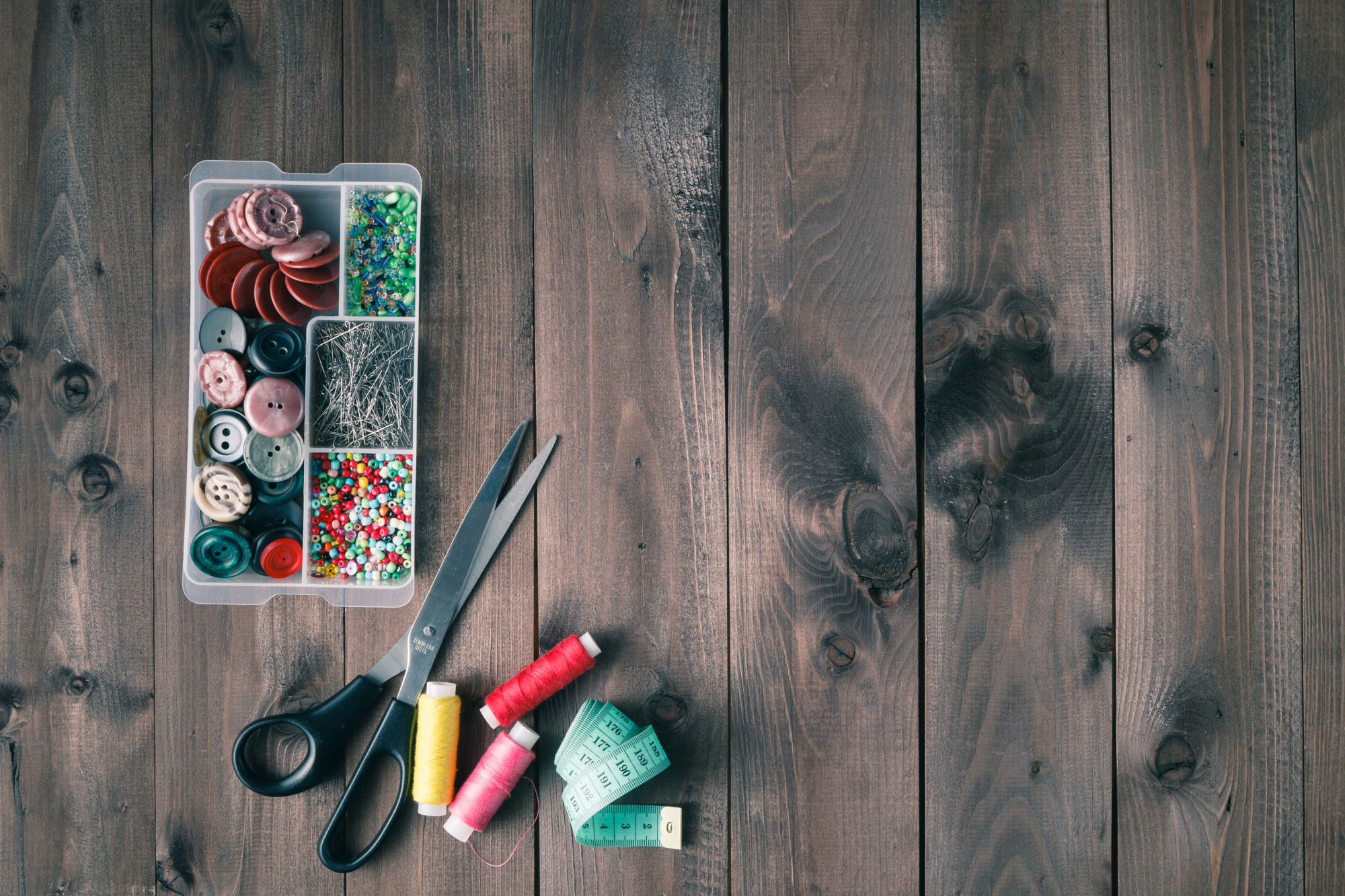 Workshop table with threads and needle trays